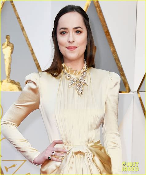 dakota johnson oscars 2017 dress gucci fabric